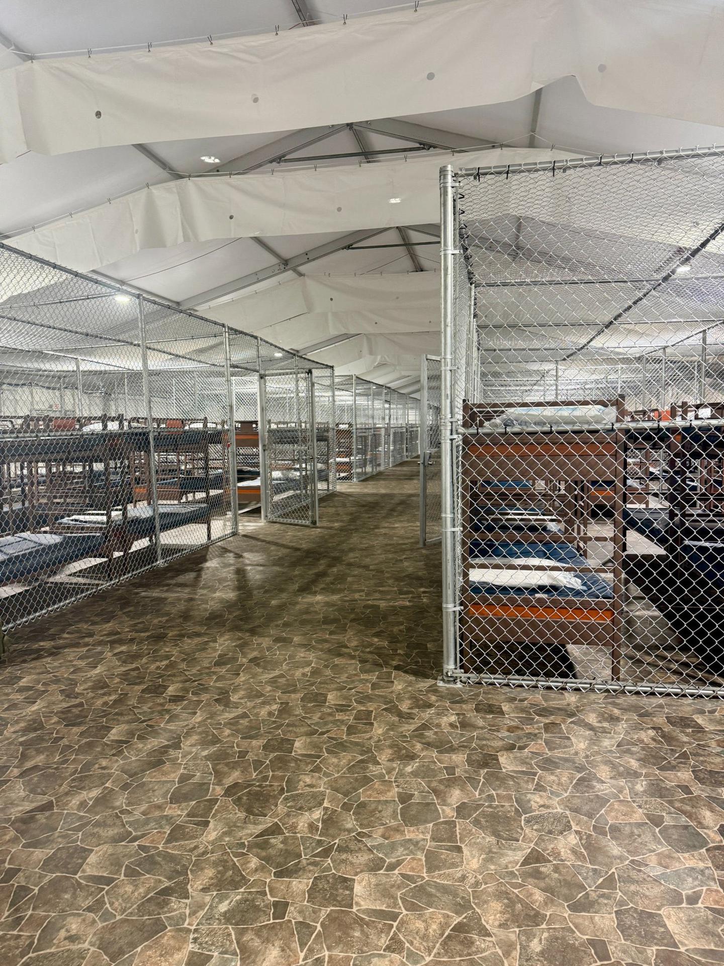 Fotografía cedida que muestra un área del centro de detención para migrantes, conocido como 'Alligator Alcatraz', ubicado en el antiguo Aeropuerto de Entrenamiento Dade-Collier en Ochopee (Estados Unidos). /ICE
