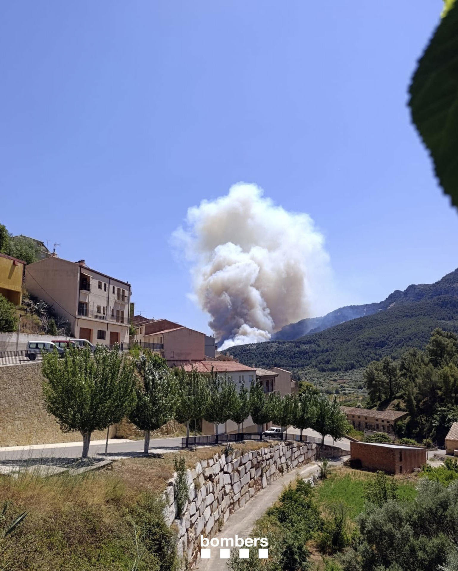 El incendio forestal de Paüls (Tarragona) ya afecta a una superficie de unas 150 hectáreas, el 80 % dentro del Parque Natural de Els Ports, según datos provisionales de los Agentes Rurales, y a causa del fuego, la carretera TV-3541 entre Paüls y Xerta, está cortada en ambos sentidos. EFE/Bombers de la Generalitat ***SÓLO USO EDITORIAL/SOLO USO PERMITIDO PARA ILUSTRAR LA NOTICIA QUE APARECE EN EL PIE DE FOTO*** (CRÉDITO OBLIGATORIO)
