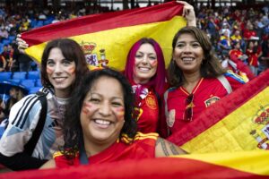 Hinchas españolas en la final de la UEFA Women EURO 2025 entre España e Inglaterra en Basilea, Suiza. EFE/EPA/JEAN-CHRISTOPHE BOTT