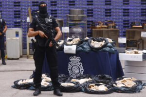 La Policía Nacional ha detenido a cinco personas, de las que cuatro han ingresado en prisión, en una operación en que ha desmantelado en un polígono industrial de Amposta (Tarragona) el mayor laboratorio de producción de droga sintética en España, donde han intervenido MDMA valorada en 31 millones de euros. EFE/Quique García