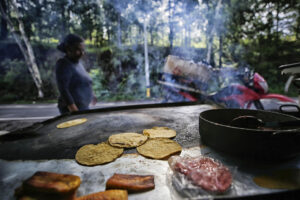 Una persona prepara alimentos este martes en Santa Lucía (Honduras). EFE/ Gustavo Amador