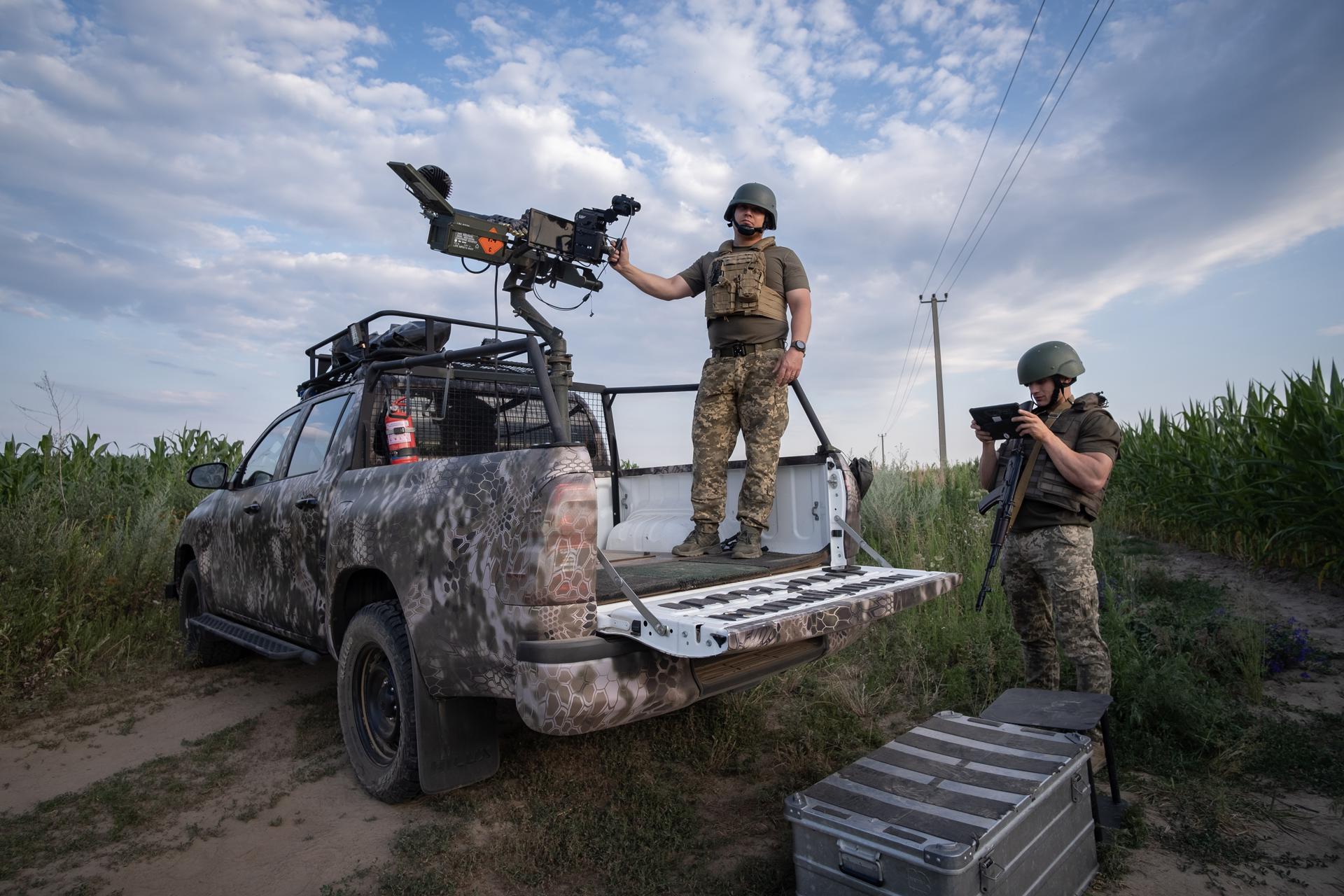 Posición móvil de la Defensa Antiaérea Territorial de Kiev durante la guardia en el este de la región en Kiev, Ucrania, en una imagen de archivo. El equipo de la Defensa Antiaérea Territorial de Kiev trabaja desde posiciones móviles donde operan una ametralladora pesada Browning M2 de 12,7 mm que utilizan principalmente para derribar drones Shahed durante los ataques aéreos rusos. EFE/EPA/MARIA SENOVILLA

