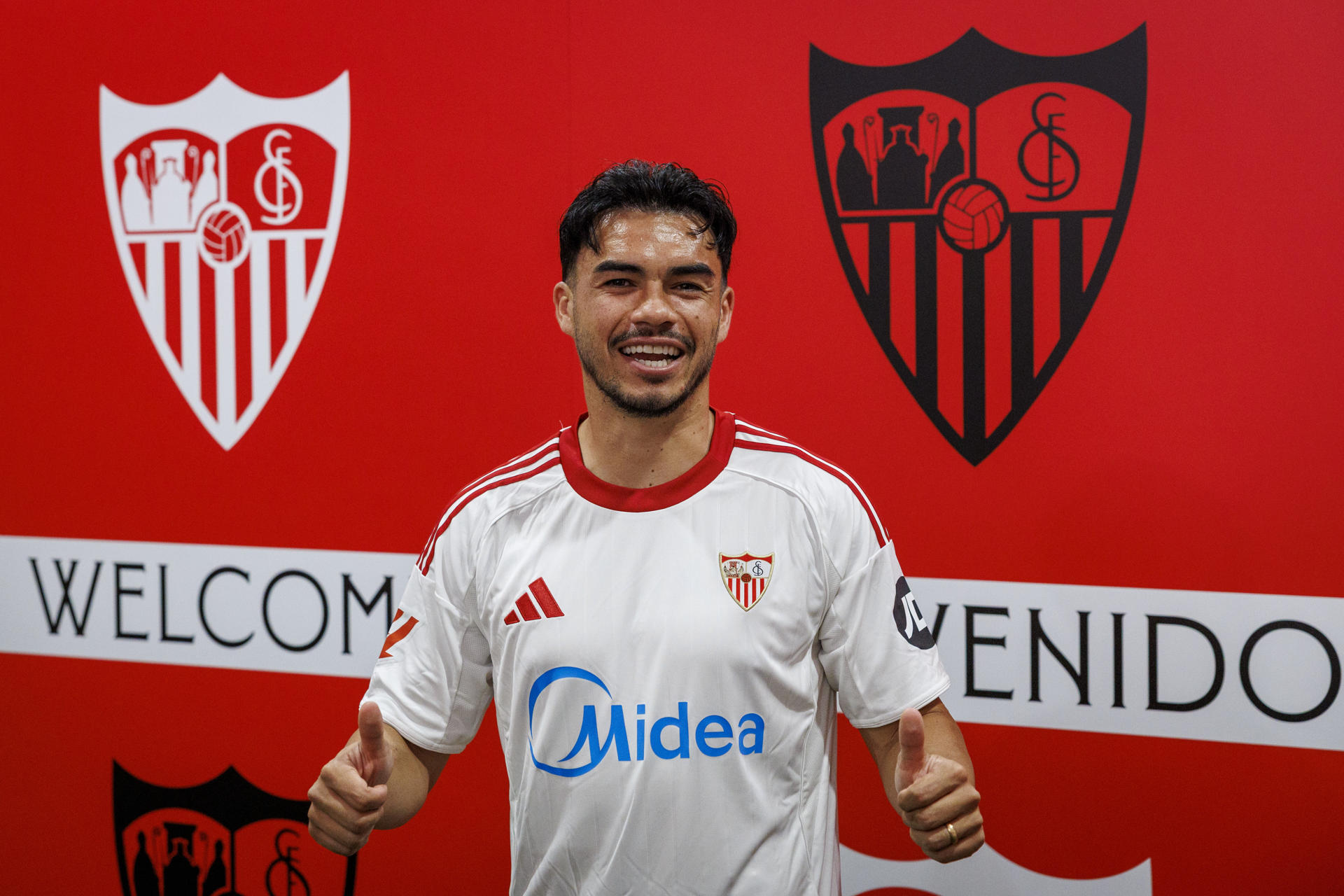 El defensor chileno Gabriel Suazo que llega como agente libre desde el Toulouse francés y ha firmado por tres años con el Sevilla FC posa durante su presentación en el estadio Sánchez Pizjuán de la capital hispalense. EFE/ Julio Muñoz