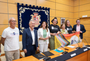 El ministro de Política Territorial y Memoria Democrática, Ángel Víctor Torres (2i), ha firmado este lunes con la presidenta del Cabildo de Fuerteventura, Lola García (3i), el acuerdo con la financiación necesaria para transformar en museo de la memoria del colectivo LGTBIQ+ la antigua colonia penitenciaria de Tefía, donde el franquismo recluyó durante años a personas por su orientación homosexual. En el acto, han participado representantes del colectivo Althihay, encabezados por su presidenta, Carla Soto (4i). EFE/Carlos de Saá