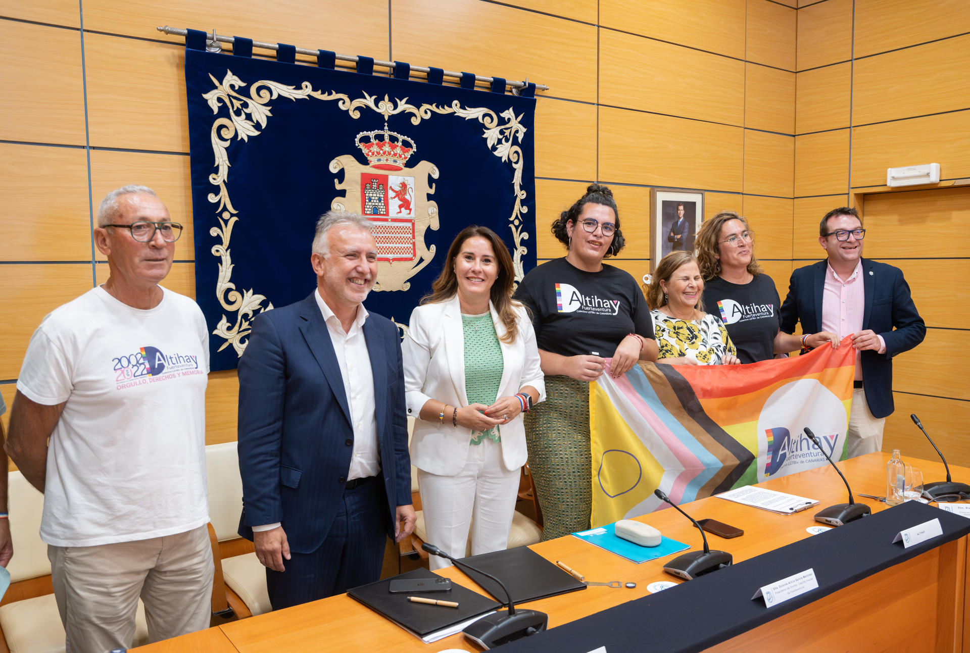 El ministro de Política Territorial y Memoria Democrática, Ángel Víctor Torres (2i), ha firmado este lunes con la presidenta del Cabildo de Fuerteventura, Lola García (3i), el acuerdo con la financiación necesaria para transformar en museo de la memoria del colectivo LGTBIQ+ la antigua colonia penitenciaria de Tefía, donde el franquismo recluyó durante años a personas por su orientación homosexual. En el acto, han participado representantes del colectivo Althihay, encabezados por su presidenta, Carla Soto (4i). EFE/Carlos de Saá