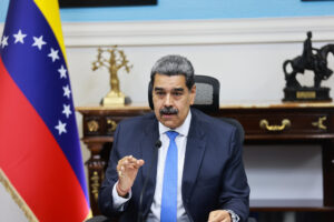Fotografía cedida por el Palacio de Miraflores donde se observa al presidente de Venezuela, Nicolás Maduro, hablando durante una transmisión del canal estatal Venezolana de Televisión (VTV) este miércoles, en Caracas (Venezuela).  EFE/ Marcelo Garcia / Palacio de Miraflores