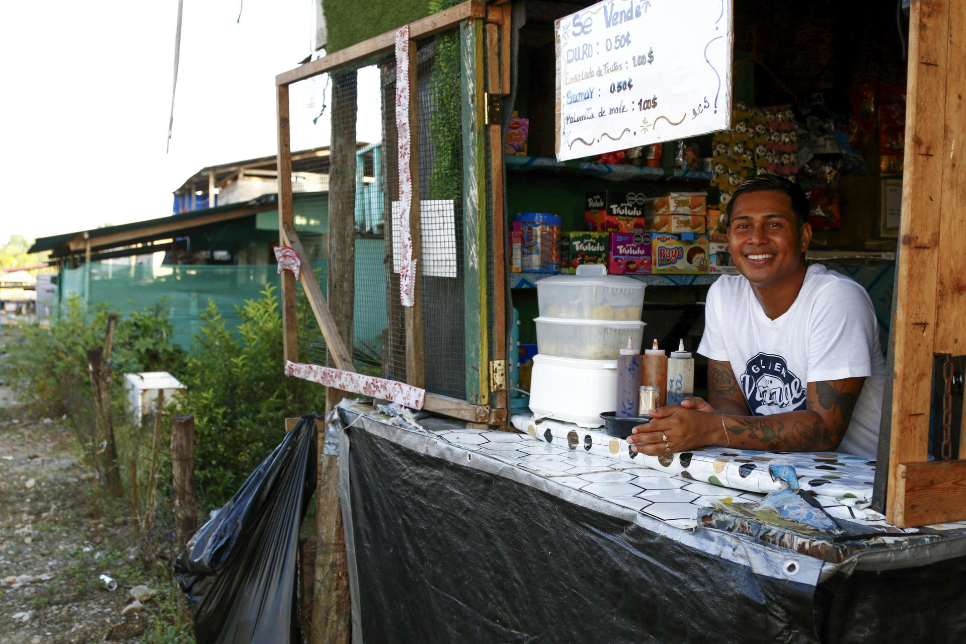 Fotografía del 19 de junio de 2025 de Jason Mosquera posando en su lugar de trabajo en Bajo Chiquito (Panamá). EFE/ Moncho Torres
