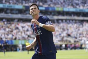 Fabián Ruiz, centrocampista español del PSG, afirmó este martes que su equipo va camino a hacer historia. EFE/EPA/CJ GUNTHER