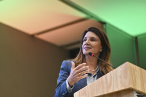 La CEO de la COP30, Ana Toni, habla en la Conferencia Mundial sobre Clima y Salud 2025 este martes, en el Centro Internacional de Convenciones en Brasilia (Brasil). EFE /Andre Borges