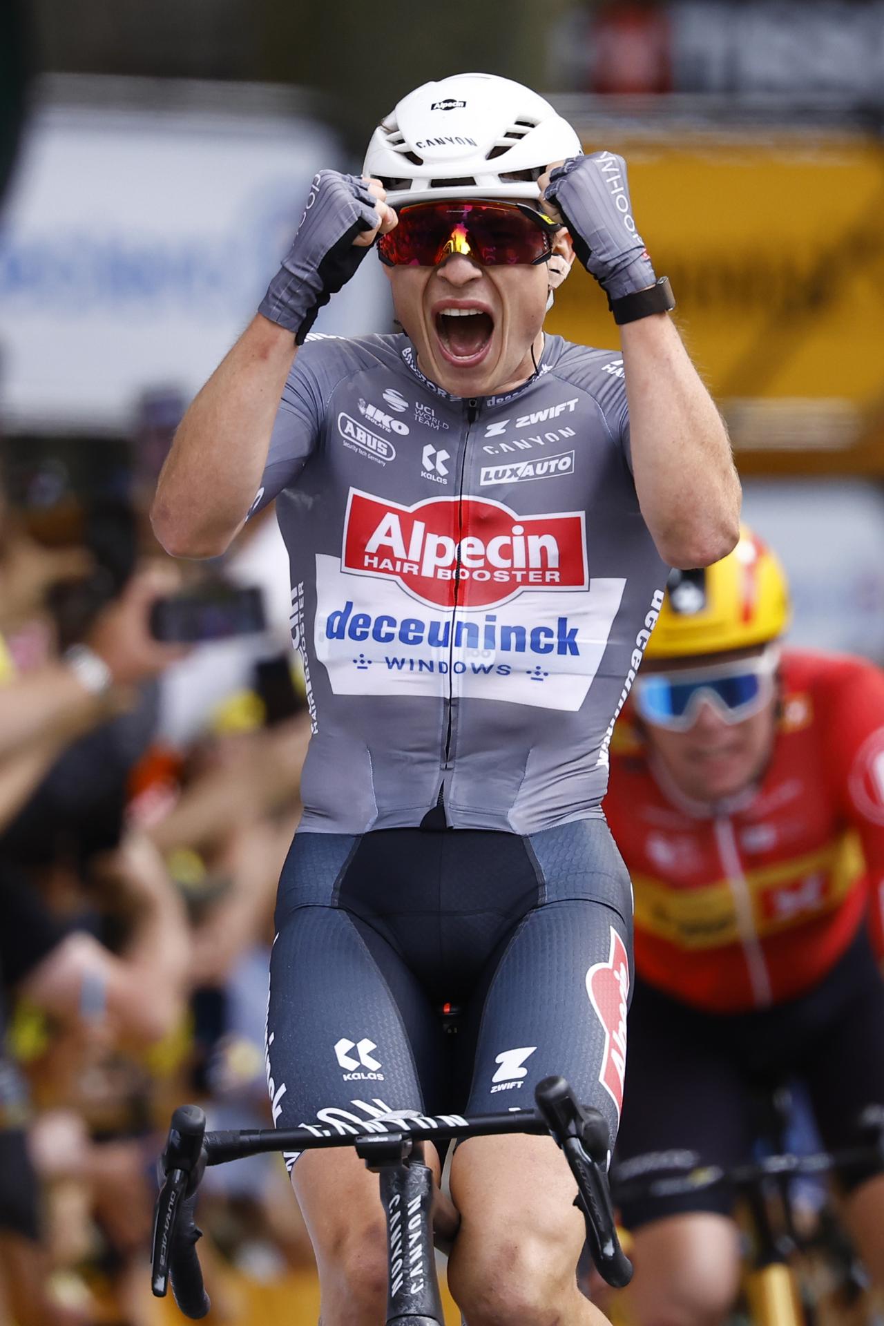 El ciclista belga Jasper Philipsen (d) del equipo Alpecin - Deceuninck celebra su victoria en la primera etapa del Tour de Francia. EFE/EPA/CHRISTOPHE PETIT TESSON