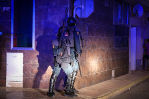 Miembros de la Guardia Civil se han desplegado en la noche de hoy lunes en el barrio de San Antonio de Torre Pacheco, Murcia, donde desde hace tres días nueve personas han sido detenidas por los disturbios nocturnos. EFE/ Pablo Miranzo