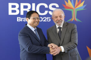 El presidente de Brasil, Luiz Inácio Lula da Silva (d), al posar, este sábado, 5 de julio, con el primer ministro de Vietnam, Phạm Minh Chính, durante una reunión previa a la cumbre de líderes del Foro BRICS, en Río de Janeiro (Brasil). EFE/André Coelho