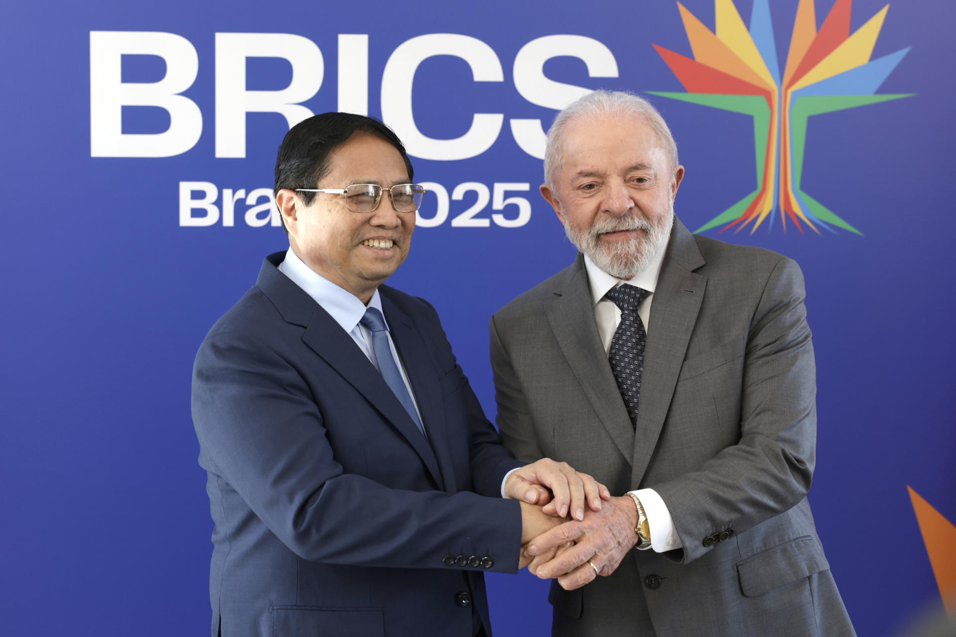 El presidente de Brasil, Luiz Inácio Lula da Silva (d), al posar, este sábado, 5 de julio, con el primer ministro de Vietnam, Phạm Minh Chính, durante una reunión previa a la cumbre de líderes del Foro BRICS, en Río de Janeiro (Brasil). EFE/André Coelho