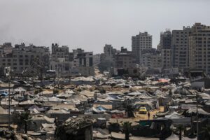 Vista de las tiendas de los palestinos desplazados internamente, que huyeron del este de la ciudad de Gaza y la franja norte de Gaza, en el oeste de la ciudad de Gaza, el 28 de julio de 2025. EFE/EPA/MOHAMMED SABER