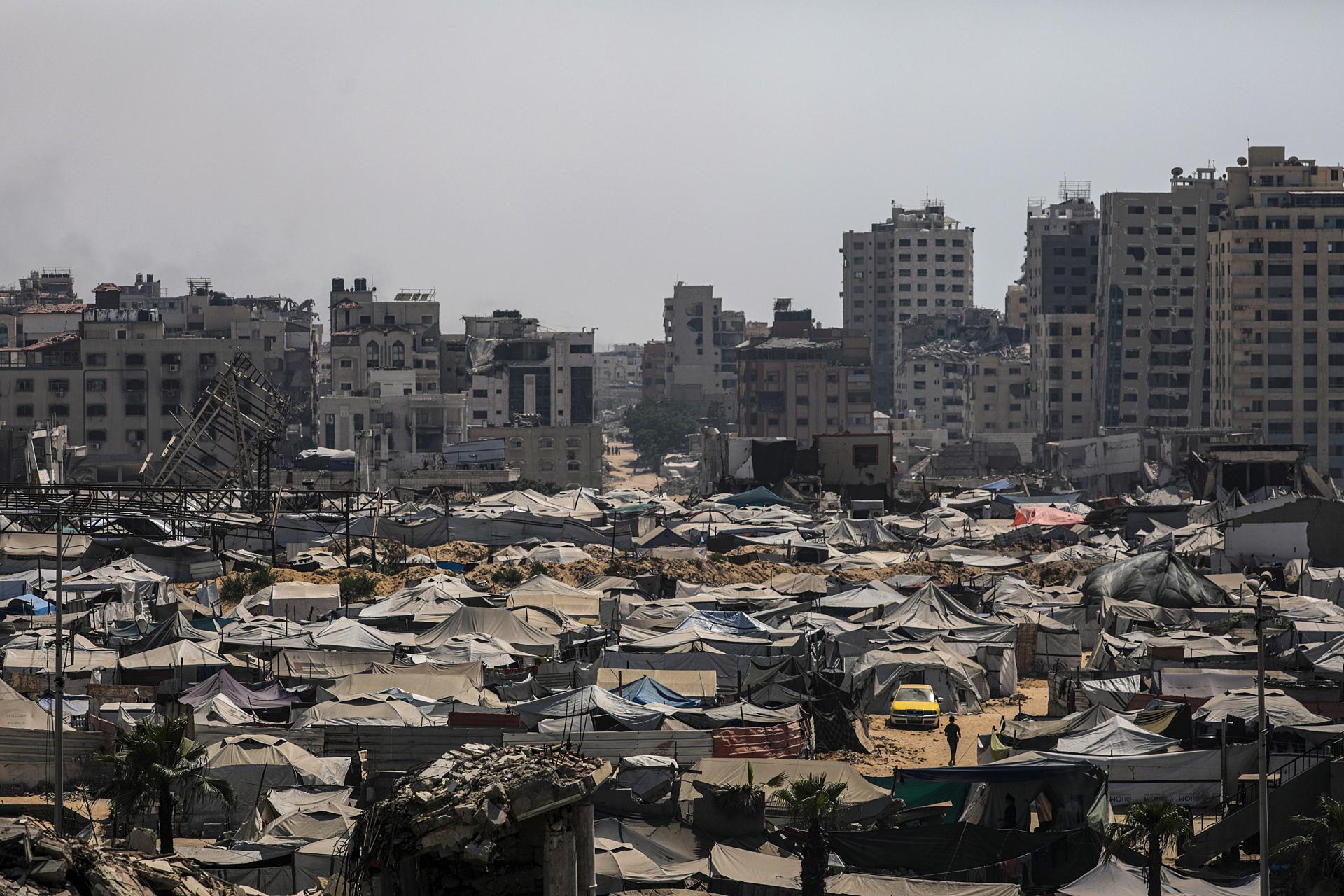 Vista de las tiendas de los palestinos desplazados internamente, que huyeron del este de la ciudad de Gaza y la franja norte de Gaza, en el oeste de la ciudad de Gaza, el 28 de julio de 2025. EFE/EPA/MOHAMMED SABER