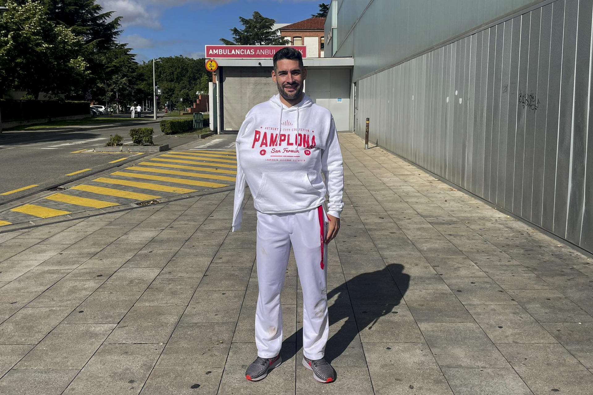 Un corredor experimentado de Caravaca de la Cruz (Murcia), Antonio García, de 38 años, es el primer herido por asta de toro en los Sanfermines 2025 tras haber recibido un puntazo en la axila durante la segunda carrera de las fiestas protagonizada este martes por la ganadería de Cebada de Gago. EFE/Iker Canosa