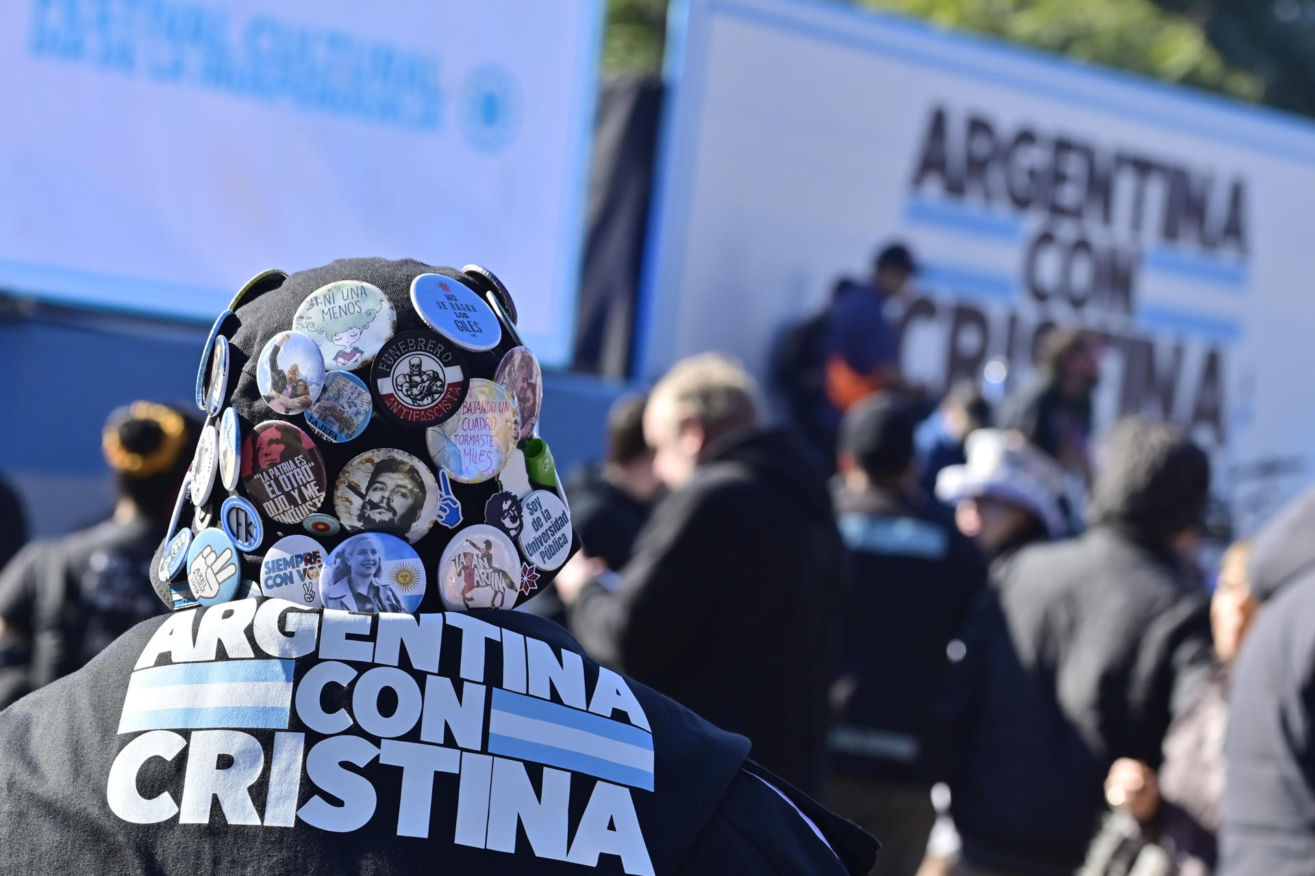 Un simpatizante de la expresidenta Cristina Fernández participa en una concentración durante el Festival Cultural del Día de la Independencia, este miércoles en el Parque Lezama de Buenos Aires (Argentina). EFE/ Matías Campaya