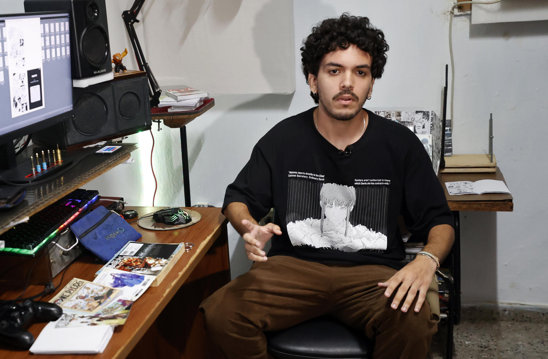 José Ángel González, habla en entrevista con EFE sobre su afición por los libros de Manga este miércoles, en La Habana (Cuba). El cuarto de Álex Jiménez, cubano de 21 años, es un centro de operaciones con una katana sobre la pared, un escritorio con muñecos de Dragon Ball Z y una almohadilla de ratón de Death Note. EFE/Ernesto Mastrascusa