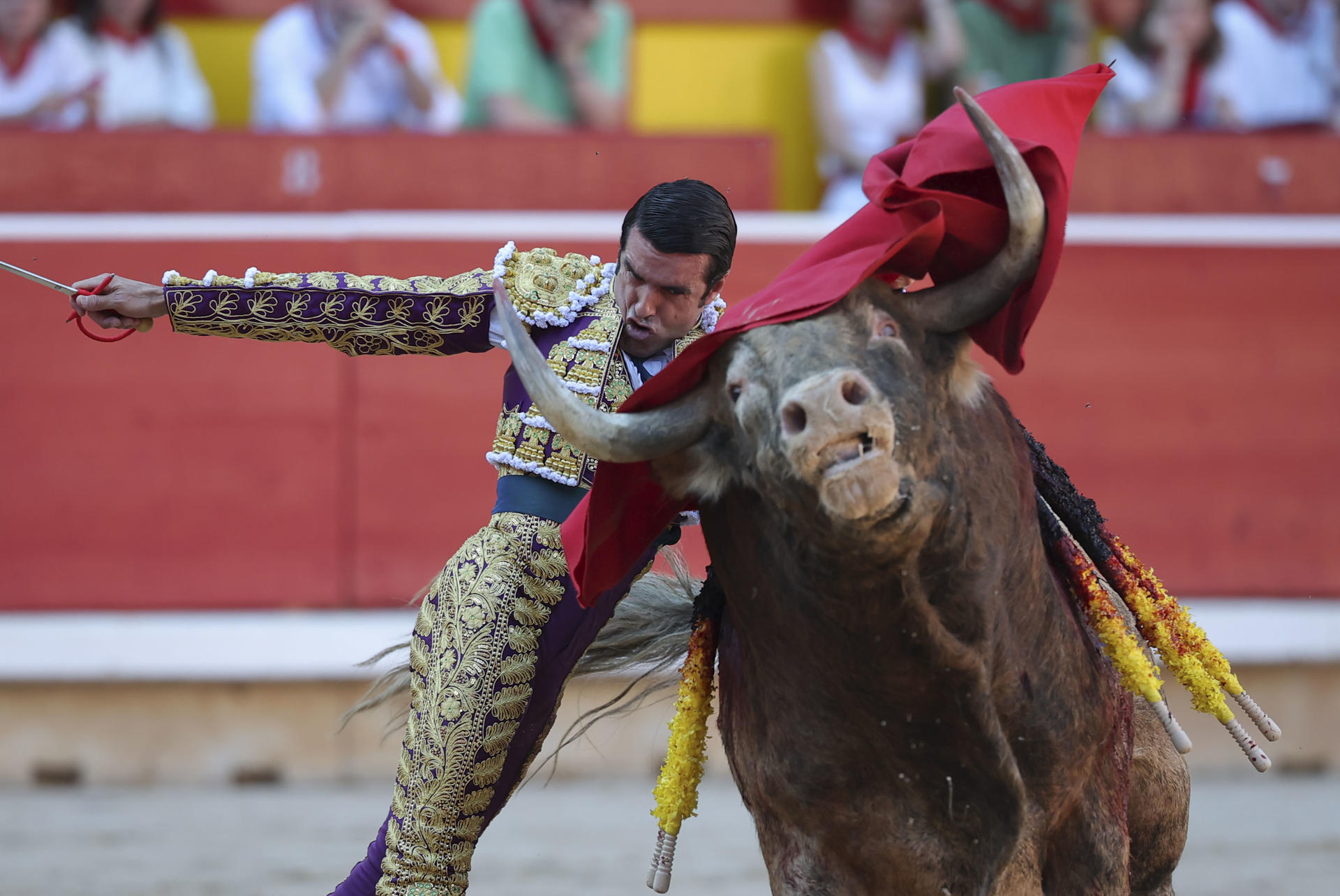 El torero Emilio de Justo durante la lidia a su primer toro de la tarde en la sexta de abono de la Feria de Toro de los Sanfermines 2025 con toros de la ganadería madrileña de Victoriano del Río Cortés y en la que comparte cartel con los diestros Sebastián Castella y Borja Jiménez. EFE/J.P. Urdíroz