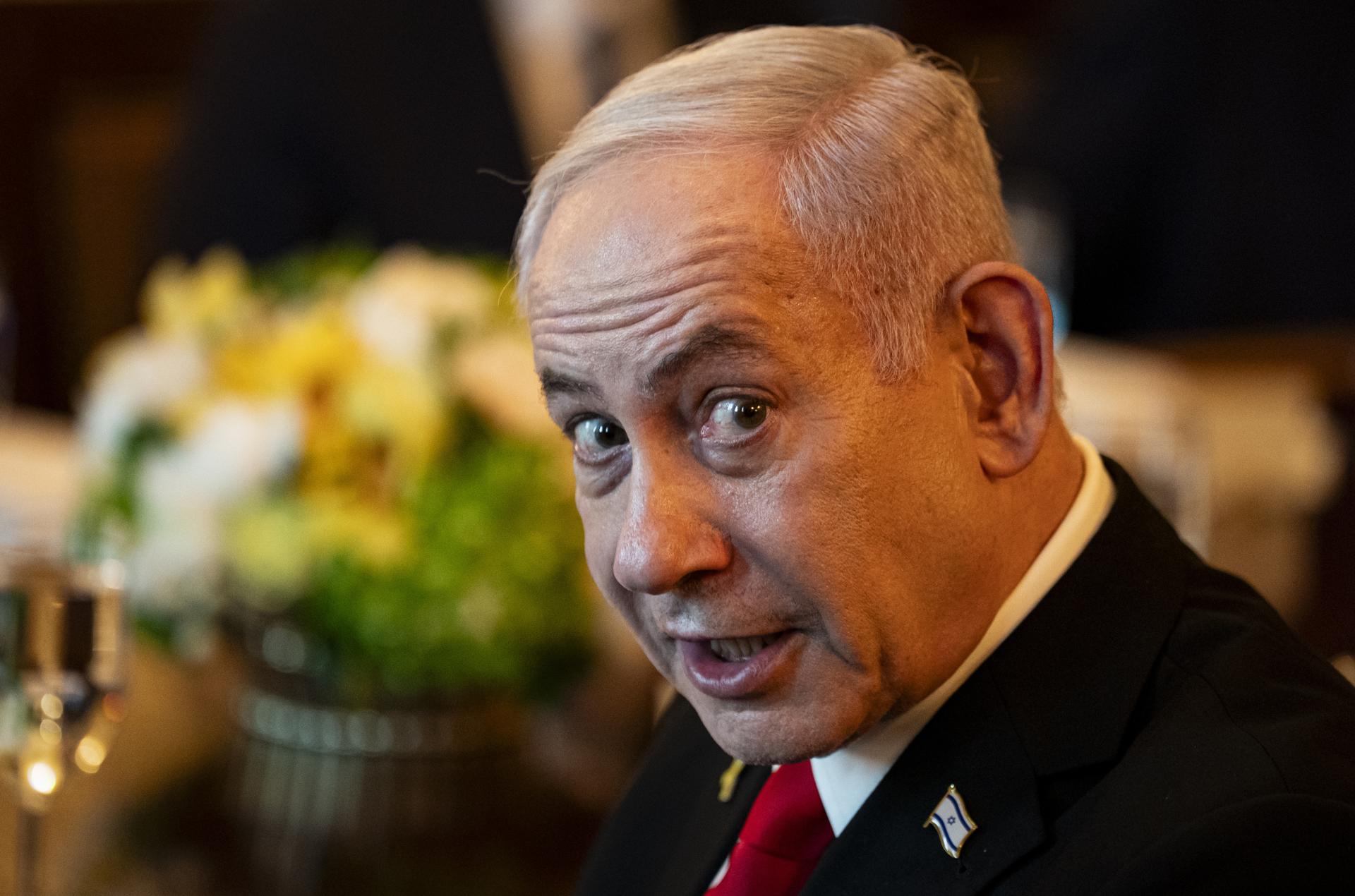El primer ministro de Israel, Benjamín Netanyahu (cd), durante una cena con el presidente de EE.UU., Donald Trump (ci), en la Casa Blanca, el 7 de julio de 2025. EFE/ALEXANDER DRAGO / POOL
