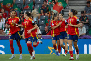 La delantera española Esther González (2d) celebra tras anotar el primer gol del equipo este jueves, durante el partido del grupo B de la Eurocopa Femenina 2025, entre Portugal y España, en el Stade de Suisse en Berna. EFE/ Ana Escobar