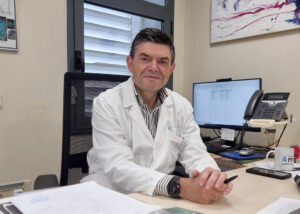 El jefe del servicio de Microbiología del Complejo Hospitalario Universitario de A Coruña (Chuac), Germán Bou, durante una entrevista con EFE en A Coruña. EFE/ Cabalar