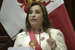 La presidenta de Perú, Dina Boluarte, al intervenir ante el Congreso de su país, durante la última rendición de cuentas de su  mandato, este lunes, 28 de julio, en Lima (Perú). EFE/John Reyes