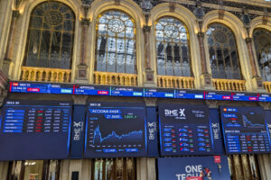 Pantalla que muestra la evolución del IBEX 35, este viernes, que cierra con una caída del 1,48 % y pierde los 14.000 puntos, hasta situarse en los 13.973 enteros.  EFE/ Vega Alonso