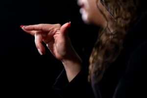 Gesto con la mano de una intérprete de lengua de signos. EFE/Sáshenka Gutiérrez