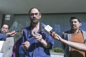 El representante del colectivo Yasunidos, Pedro Bermeo (c), habla con la prensa este lunes, en Quito (Ecuador). EFE/ José Jácome