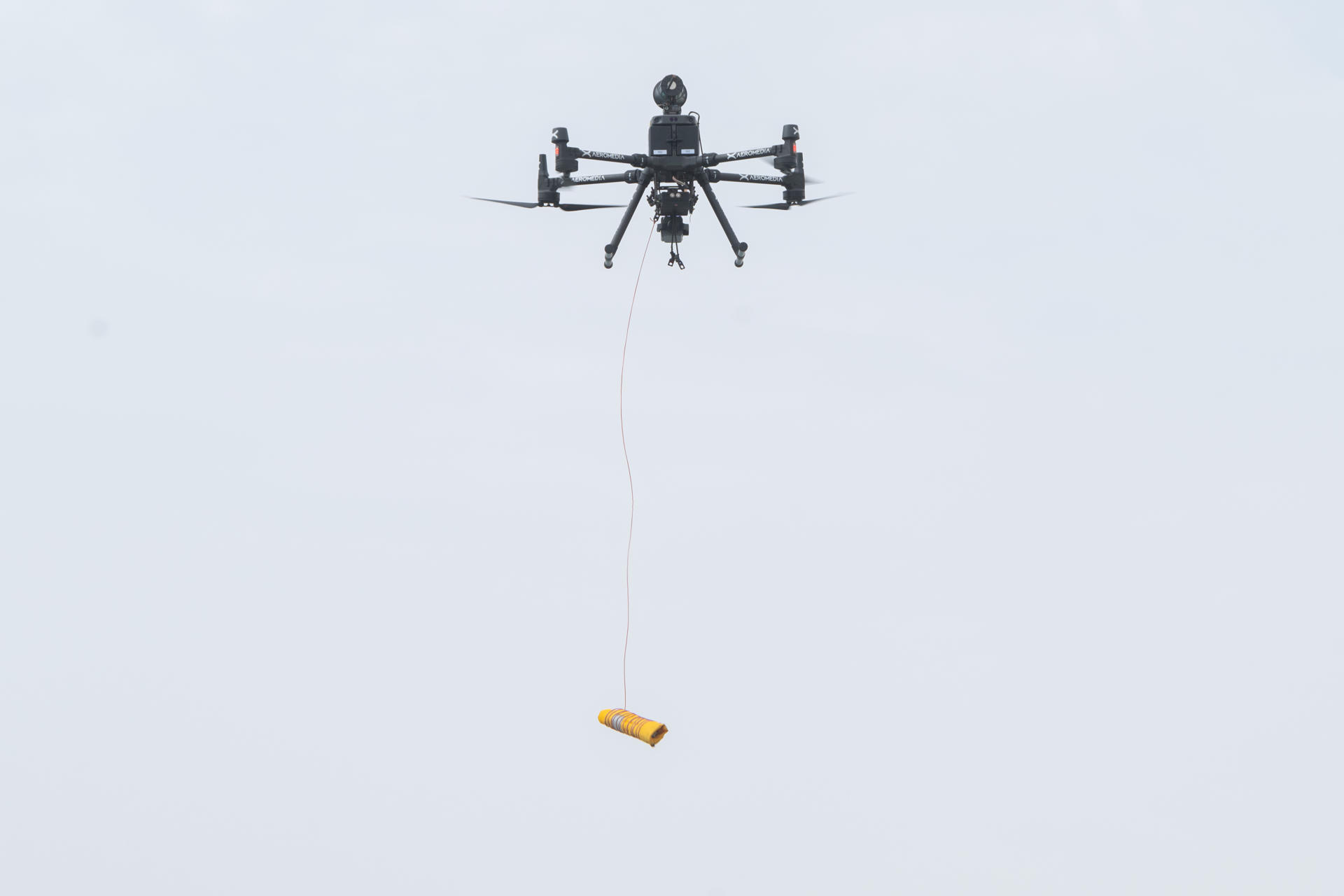 El Gobierno de Canarias probará en las playas de Corralejo (Fuerteventura) el uso de drones de altas prestaciones para salvamento y rescate, a través de un programa piloto de doce meses de duración. El consejero de Política Territorial, Manuel Miranda, ha presentado este viernes las pruebas de operación de los drones, capaces de transportar dos salvavidas hasta el lugar donde un bañista se encuentre en apuros. EFE/Carlos de Saá