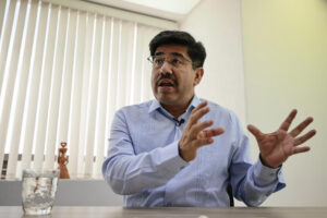 El próximo presidente de la Suprema Corte de Justicia de la Nación (SCJN), Hugo Aguilar Ortiz, habla en una entrevista con EFE este lunes, en Ciudad de México (México). EFE/ José Méndez