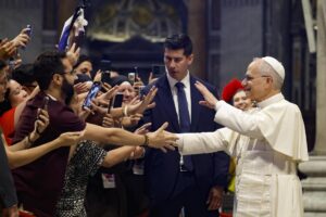 El Papa León XIV saluda a los fieles, incluidos cientos de influyentes ('influencers') católicos, al final de una misa celebrada por el cardenal Luis Antonio Tagle en la Basílica de San Pedro con motivo del Jubileo de la Juventud en la Ciudad del Vaticano, este martes 29 de julio de 2025. EFE/EPA/FABIO FRUSTACI