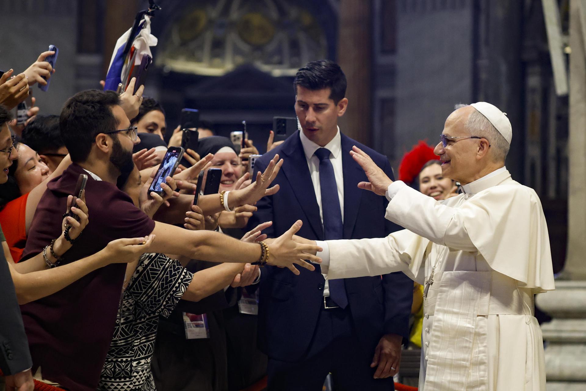 El Papa León XIV saluda a los fieles, incluidos cientos de influyentes ('influencers') católicos, al final de una misa celebrada por el cardenal Luis Antonio Tagle en la Basílica de San Pedro con motivo del Jubileo de la Juventud en la Ciudad del Vaticano, este martes 29 de julio de 2025. EFE/EPA/FABIO FRUSTACI