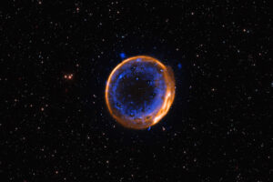 Imagen tomada con el gran telescopio  (Very Large Telescope) que el Observatorio Austral Europeo (ESO) tiene en el desierto chileno de Atacama que muestra el remanente de la supernova SNR 0509-67.5; se trata de los restos en expansión de una estrella que explotó hace cientos de años en una doble detonación. Imagen: ESO.