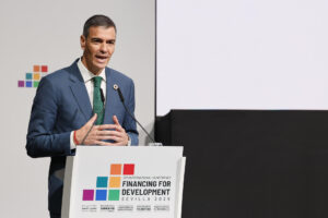 El presidente del Gobierno, Pedro Sánchez interviene este martes en el evento "Invertir en la solidaridad global: una nueva visión de la cooperación para el desarrollo" celebrado en el Palacio de Congresos de Sevilla en el marco de la IV Conferencia Internacional para el Desarrollo de Sevilla. EFE/J. Palencia