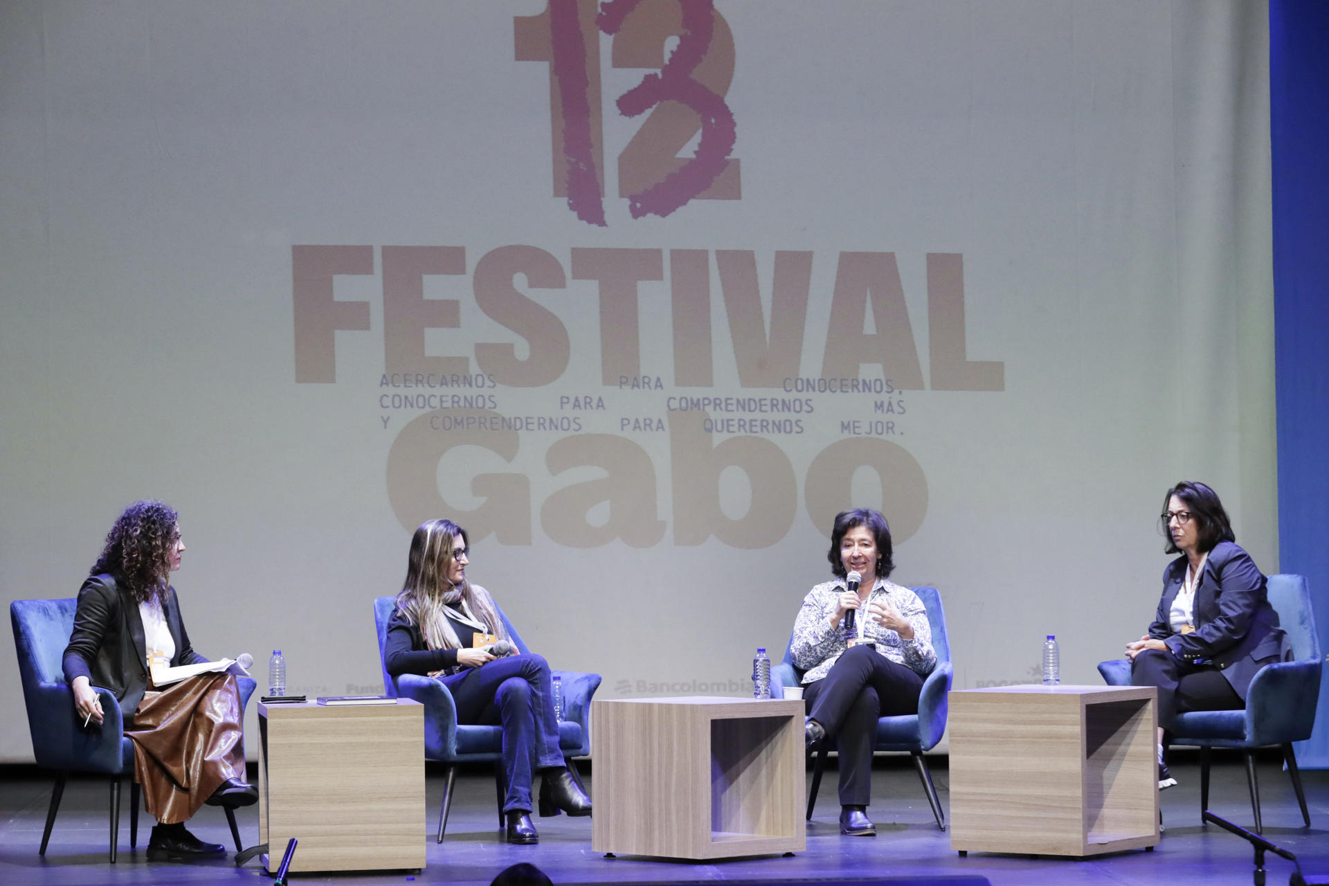 Desde la izquierda, la directora ejecutiva de Agencia Pública de Periodismo Investigativo y miembro del Consejo Rector de la Fundación Gabo, Natalia Viana; la editora general de Folha de Sao Paulo, PatrÍcia Campos Mello; la directora de CLIP, María Teresa Ronderos, y la profesora de la universidad de Columbia Anya Schiffrin, participan en la charla ‘La verdad en los tiempos de la desinformación’ durante el Festival Gabo de Periodismo este sábado, en Bogotá (Colombia). EFE/Carlos Ortega