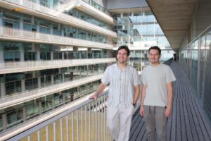 Los investigadores Bernardo Rodríguez-Martín y Emiliano Sotelo-Fonseca. Imagen facilitada por el CRG.