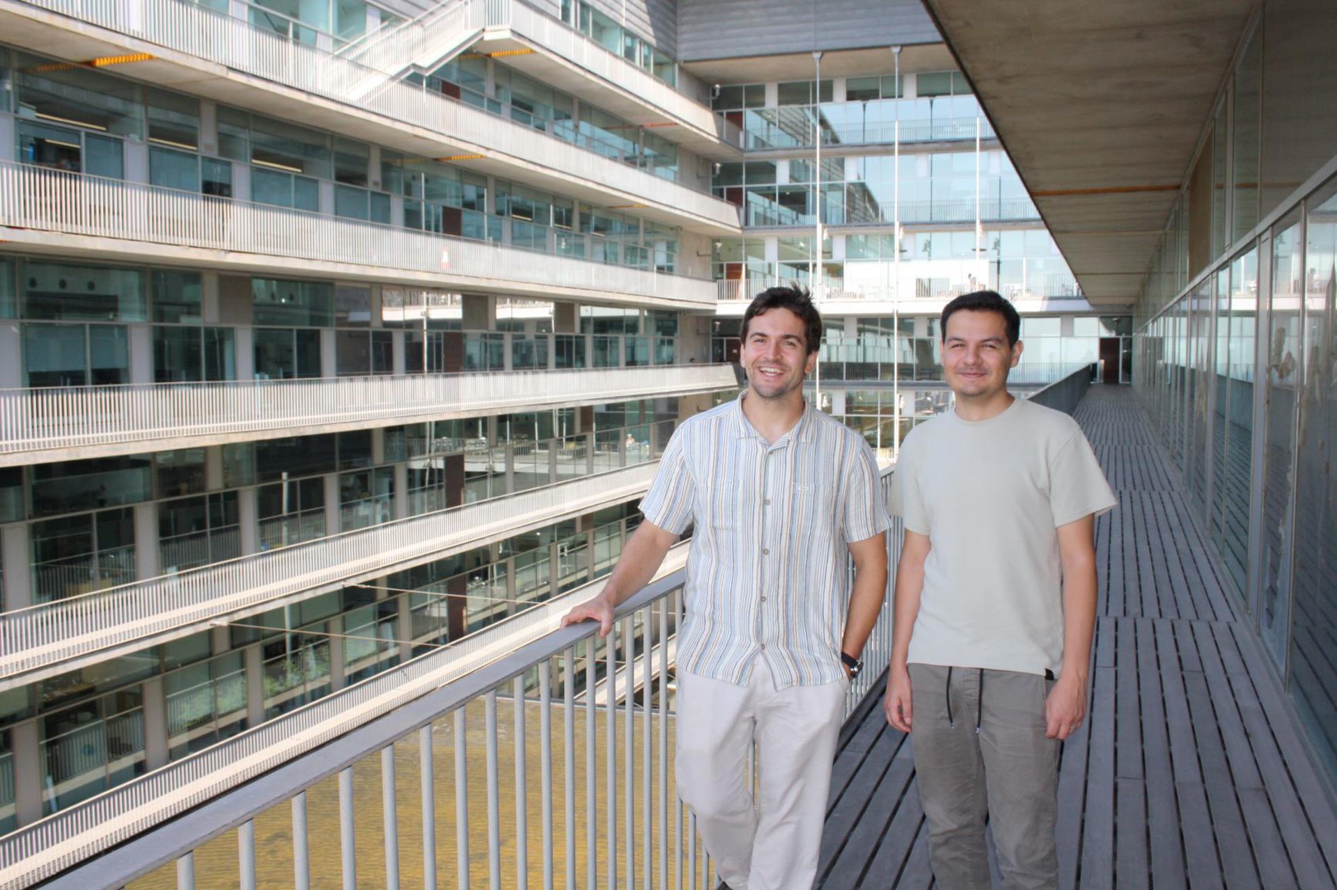 Los investigadores Bernardo Rodríguez-Martín y Emiliano Sotelo-Fonseca. Imagen facilitada por el CRG.