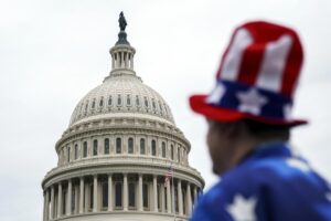 Un miembro del público con un disfraz temático de la bandera de EE.UU. se encuentra fuera del Capitolio en Washington, DC, EE.UU., 02 de julio de 2025. EFE/WILL OLIVER