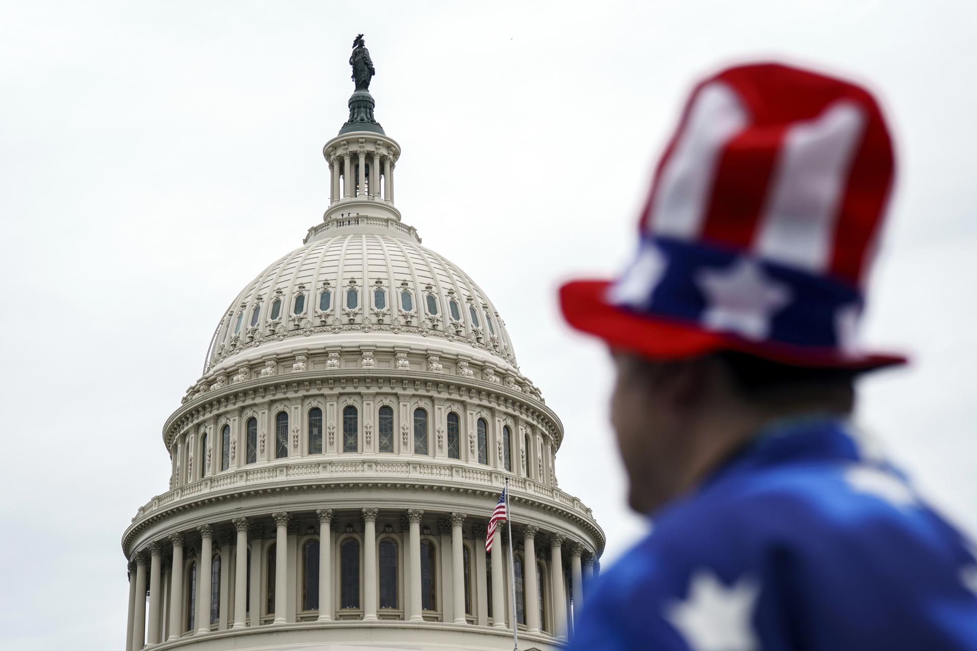 Un miembro del público con un disfraz temático de la bandera de EE.UU. se encuentra fuera del Capitolio en Washington, DC, EE.UU., 02 de julio de 2025. EFE/WILL OLIVER