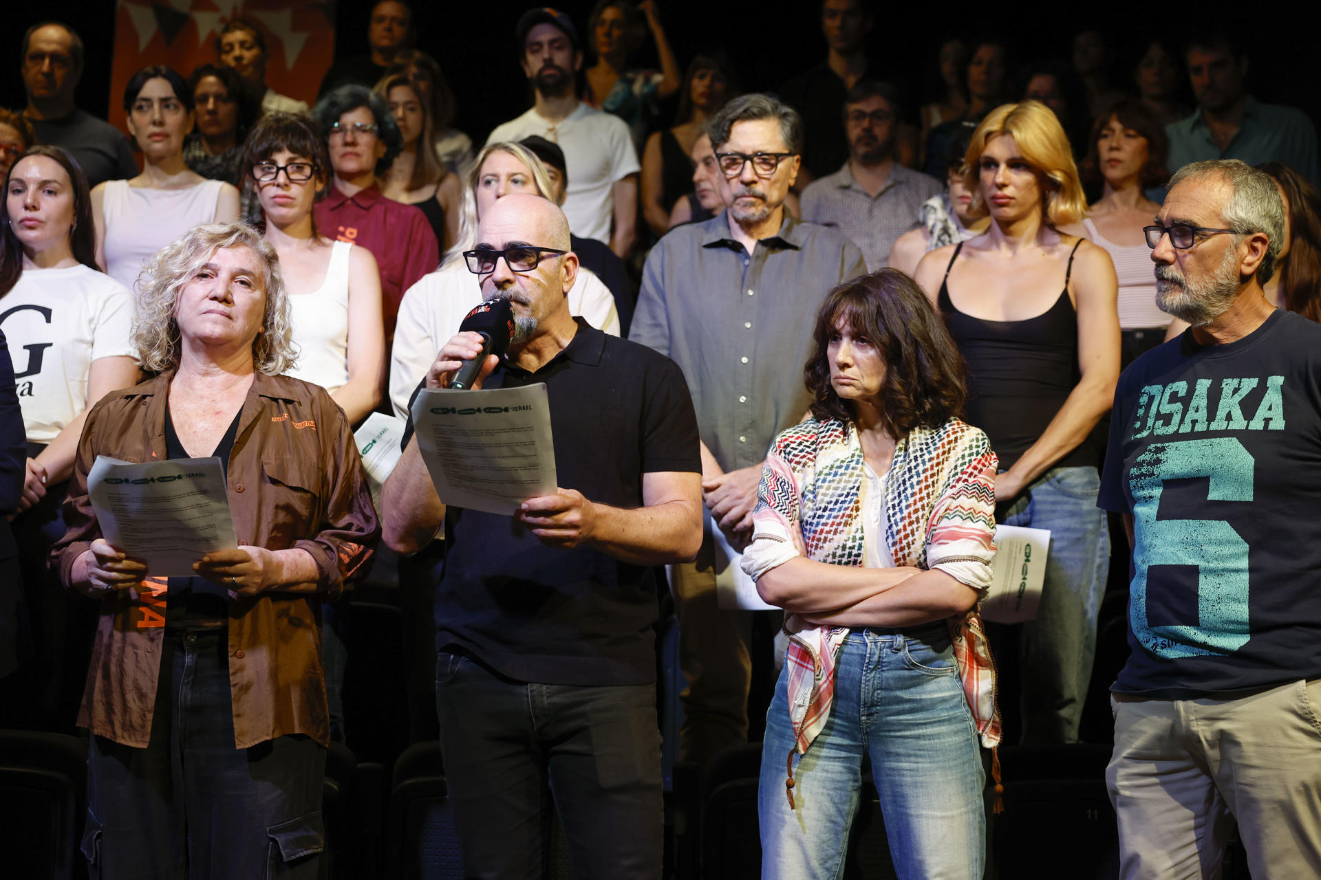 El actor Luis Tosar interviene en el acto en el que personas del mundo de la cultura presentan, este lunes en el Teatro del Barrio, una carta dirigida al presidente del Gobierno, Pedro Sánchez, en la que piden que España decrete el embargo integral de armas a Israel. Junto a él, entre otros, Ana Wagener, Carlos Bardem, María Botto y Javier Fesser. EFE/ Mariscal