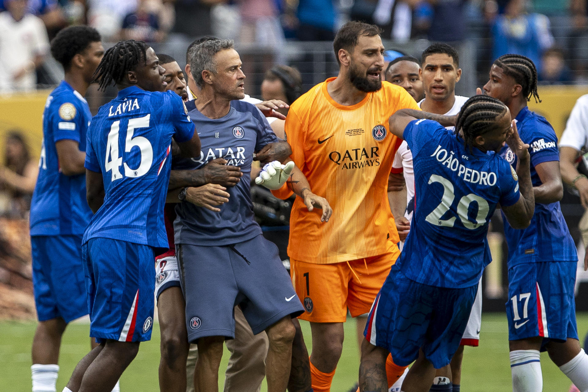El entrenador del PSG, el español Luis Enrique (i) golpeó este domingo al delantero brasileño del Chelsea, Joao Pedro, al final del partido por el título del Mundial de Clubes que conquistó el equpo inglés en el estadio MetLife en Nueva Jersey. EFE/ Ángel Colmenares
