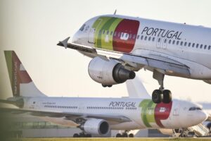 Un avión de la aerolínea TAP despega del aeropuerto de Lisboa en una imagen de archivo. EFE/Mário Cruz