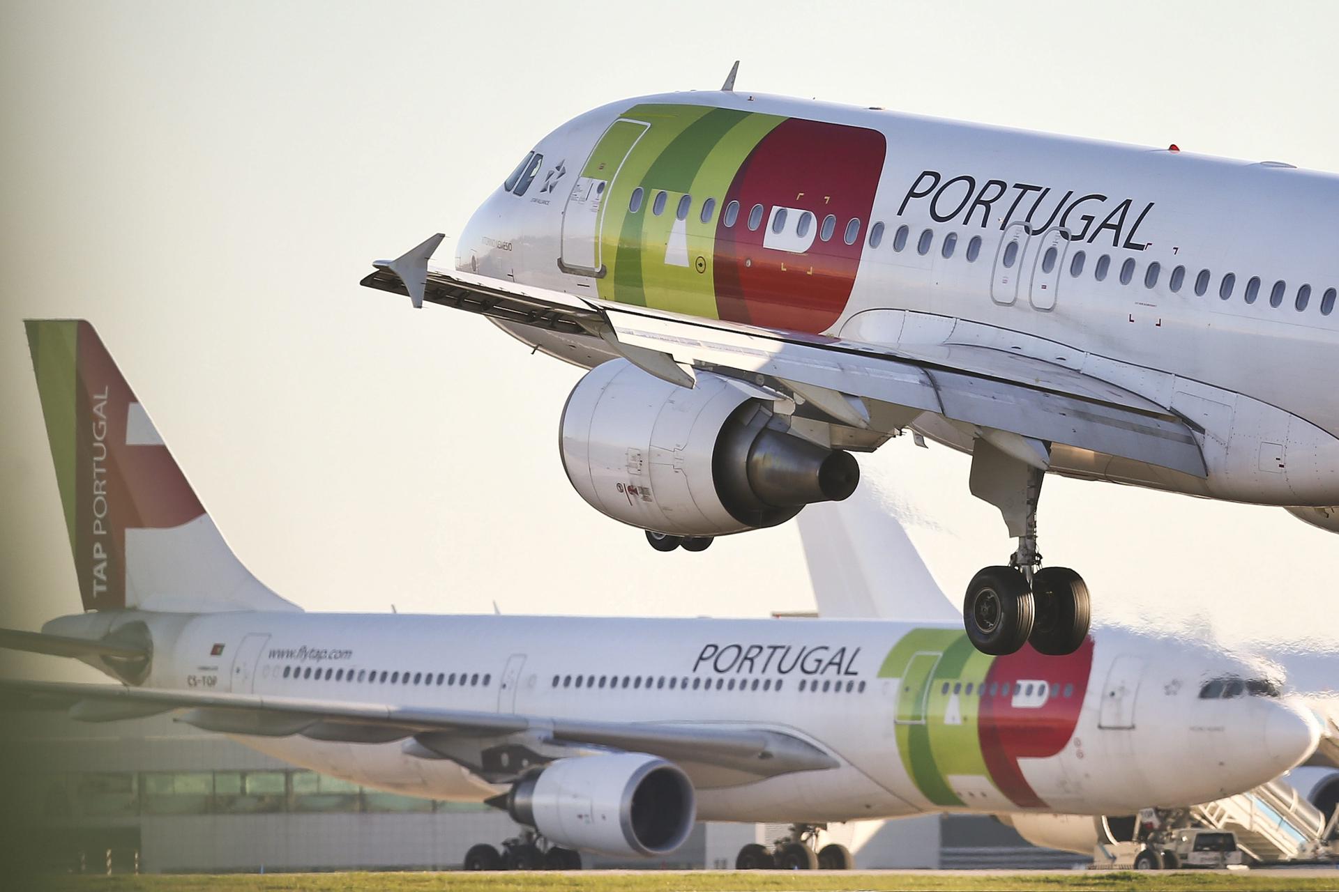 Un avión de la aerolínea TAP despega del aeropuerto de Lisboa en una imagen de archivo. EFE/Mário Cruz