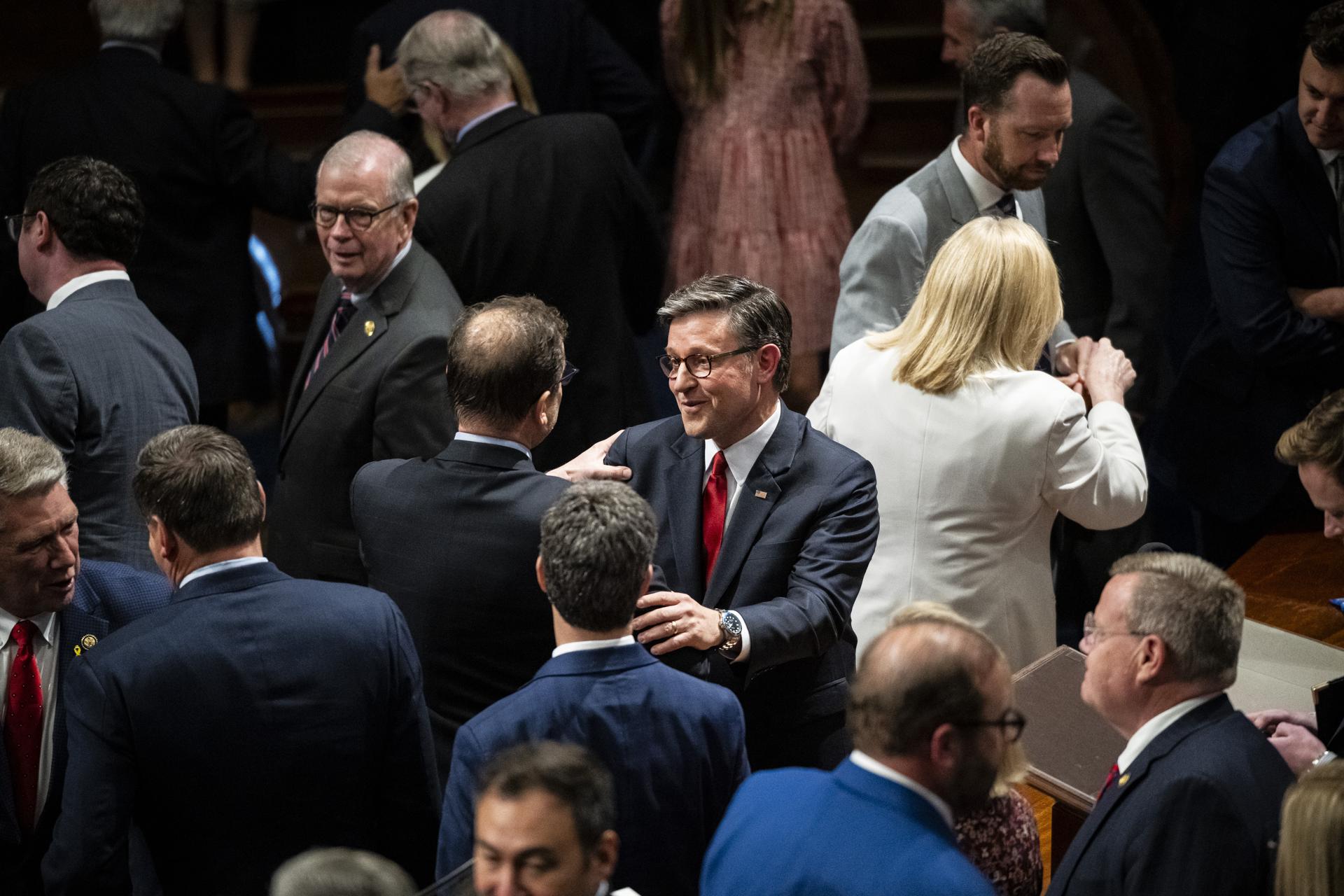 Los legisladores felicitan al presidente de la Cámara de Representantes, Mike Johnson, en la Cámara de la Cámara, en el Capitolio de EE.UU., el 3 de julio de 2025. EFE/GRAEME SLOAN