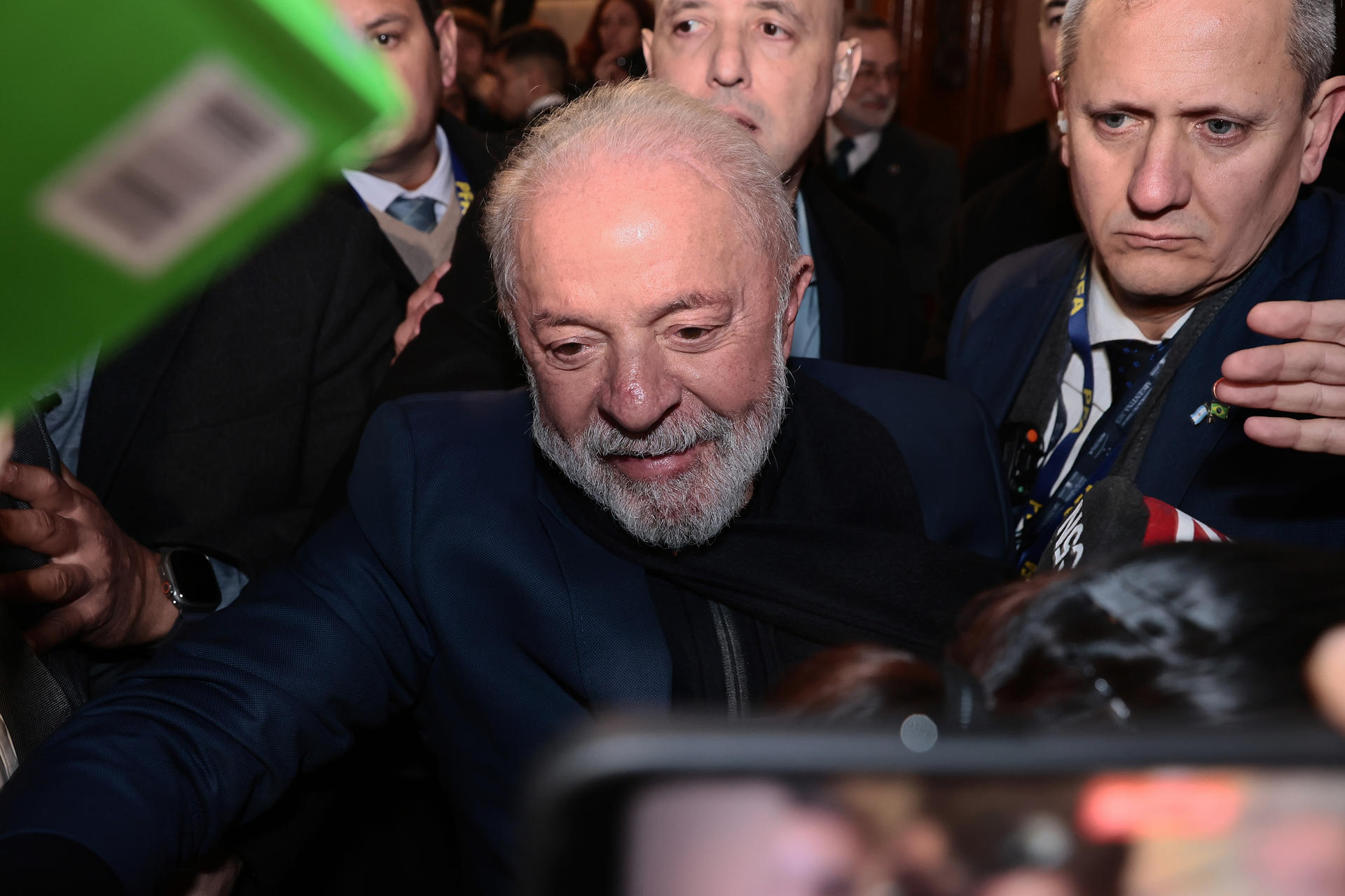 El presidente de Brasil, Luiz Inácio Lula da Silva, llega a la embajada de su país este 2 de julio de 2025, en Buenos Aires (Argentina). EFE/ Adan González