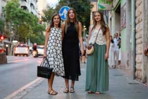 La reina Letizia (i) asiste junto a sus hijas, la infanta Sofía (c) y la princesa Leonor (d), a una proyección de cine este jueves en Mallorca. EFE/Ballesteros