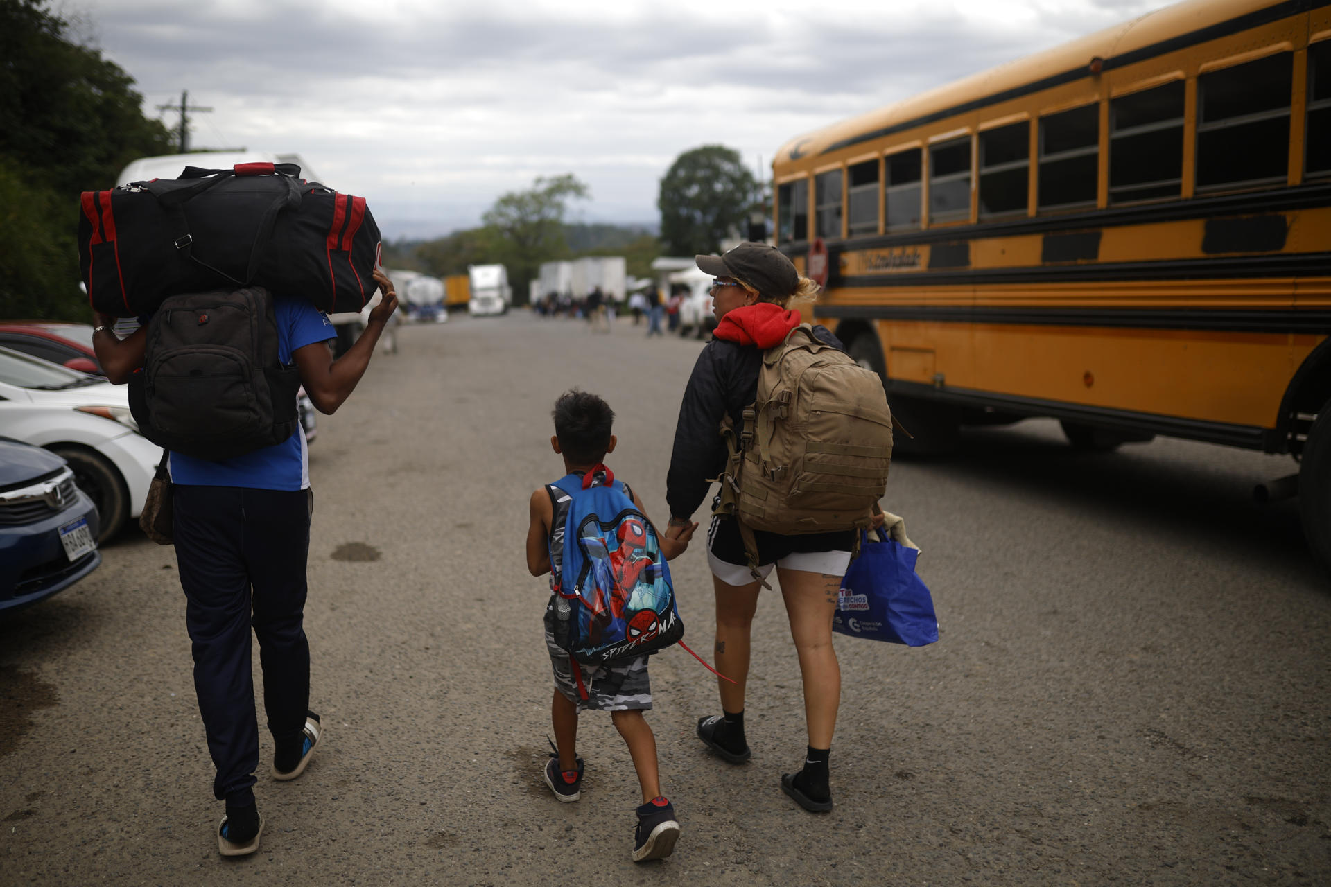 Fotografía tomada el pasado 10 de abril de un grupo de migrantes al retornar, luego de su intento frustrado de llegar a Estados Unidos, en la localidad de Las Manos (Honduras, frontera con Nicaragua). EFE/Bienvenido Velasco