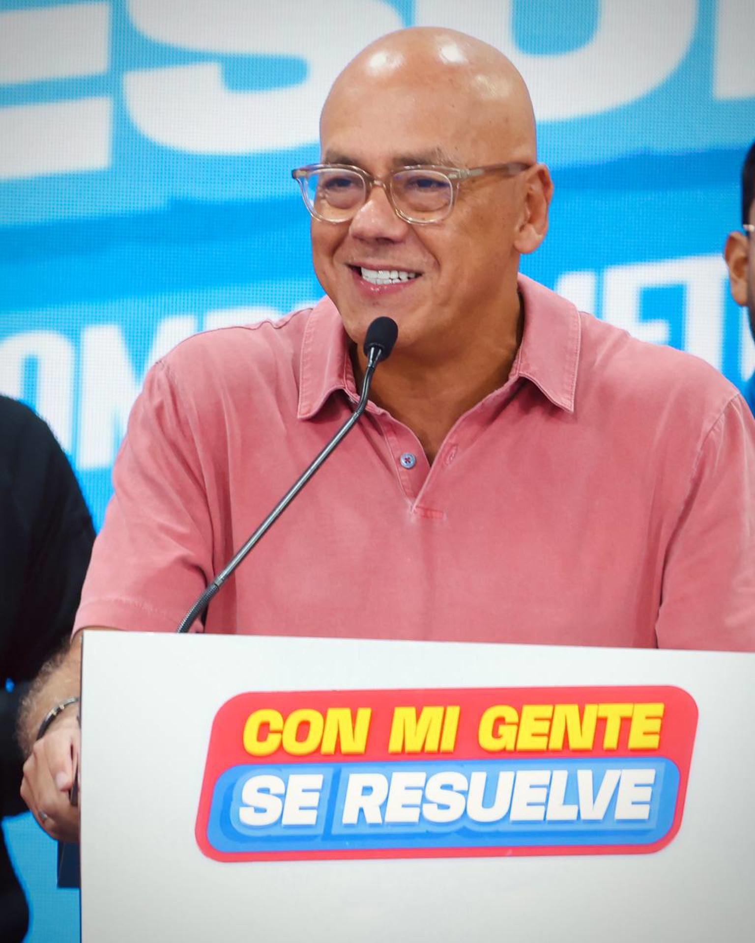 Fotografía cedida por Prensa Comando VEN 25+, donde se observa al jefe del comando del chavismo, Jorge Rodríguez, hablando durante una rueda de prensa este domingo, en Caracas (Venezuela). EFE/ Comando Ven 25+ / SOLO USO EDITORIAL/SOLO DISPONIBLE PARA ILUSTRAR LA NOTICIA QUE ACOMPAÑA (CRÉDITO OBLIGATORIO)